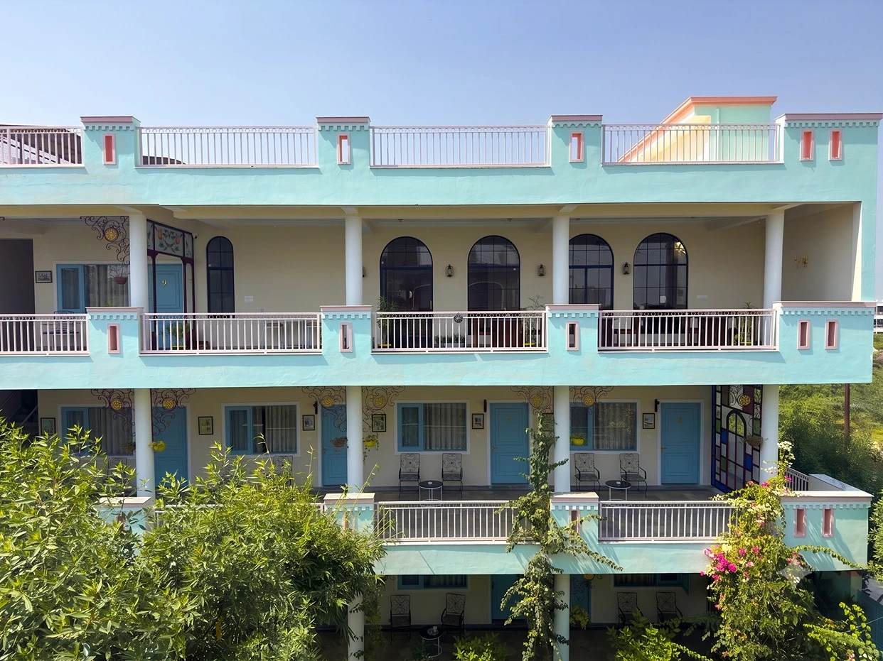 Dá Bungalow at noon